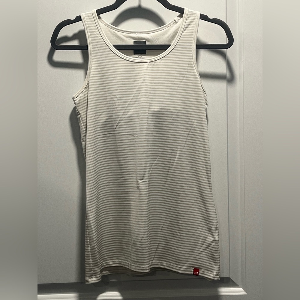 Women's The North Face Vapor Wick Tank Top with Built-in Shelf Bra - Size M